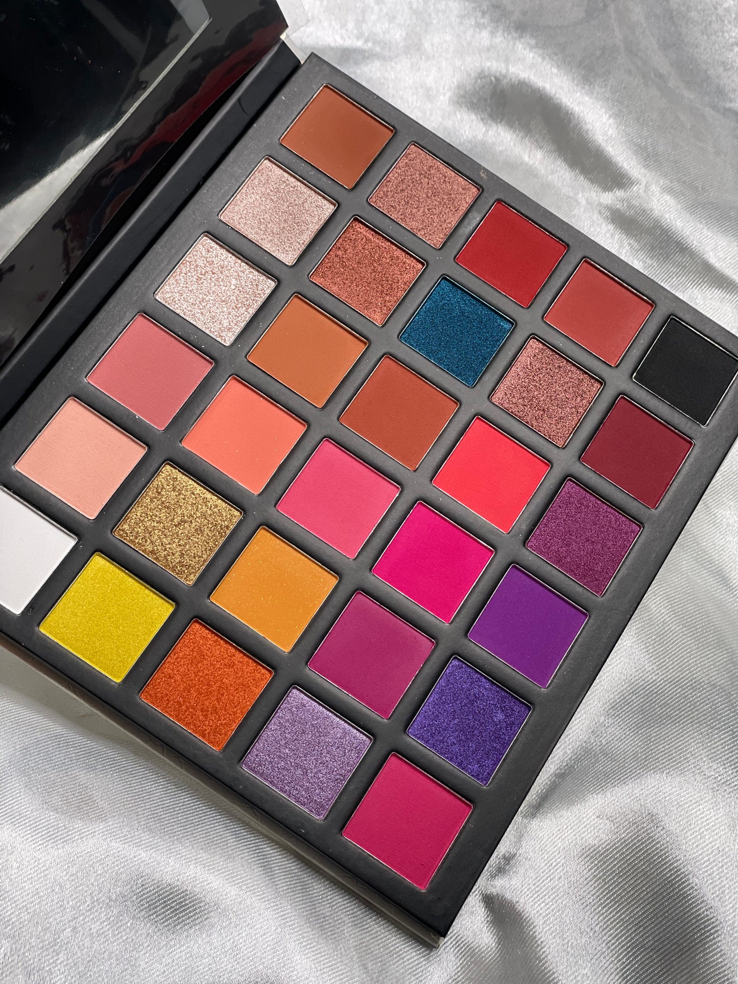 Sunset ๐
eyeshadow palette